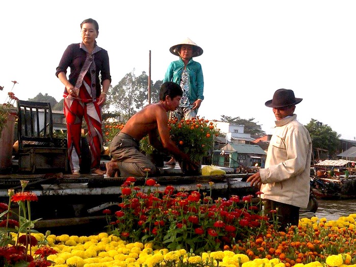 Nhộn nhịp ghe xuồng bán hoa