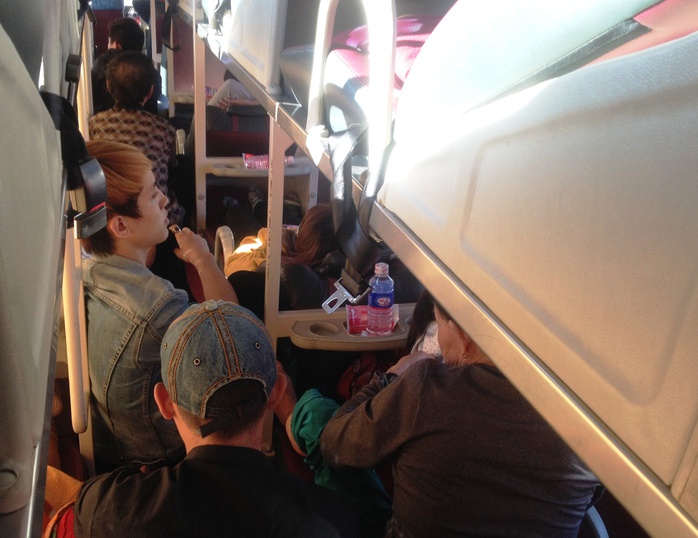 Xe khách Hồng Sơn, chạy tuyến Phú Yên – TP HCM bắt thêm khách ngồi dưới sàn, tối 26-2