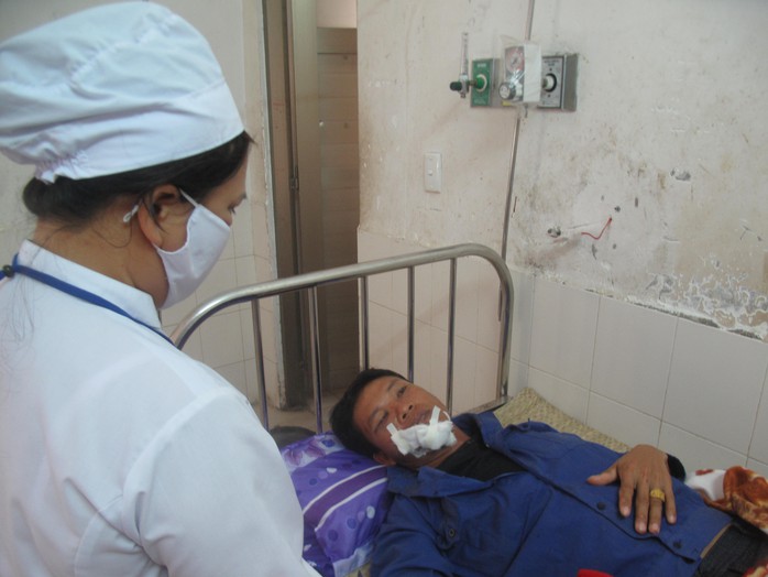 Đội trưởng thi công Nguyễn Văn Bằng đang được cấp cứu tại Bệnh viện đa khoa Phú Yên.