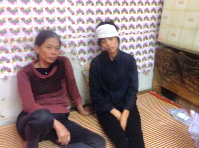 Chị Nguyễn Thị Thơm (bìa phải) vẫn chưa hết bàng hoàng và đau đớn trước cái chết của mẹ chồng và 2 con trai