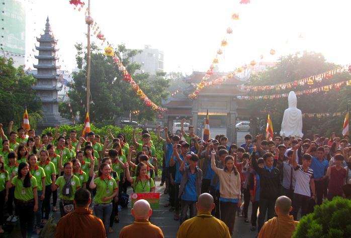 Tình nguyện viên và thí sinh huyện đảo Phú Quý tham dự Lễ ra quân