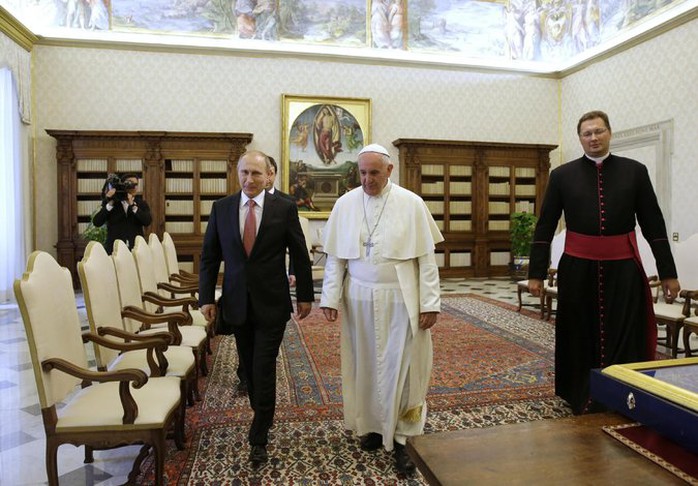 Ôn Putin gặp Giáo hoàng Francis. Ảnh: New York Times