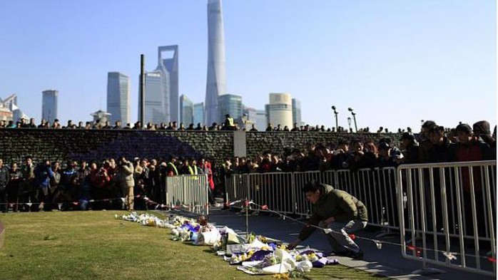 Đạt hoa tưởng niệm các nạn nhân ở Thượng Hải - Trung Quốc. Ảnh: Reuters