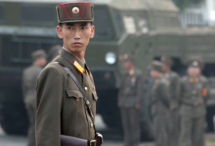 Một binh sĩ Triều Tiên đứng gác tại thủ đô Bình Nhưỡng. Ảnh: Bloomberg