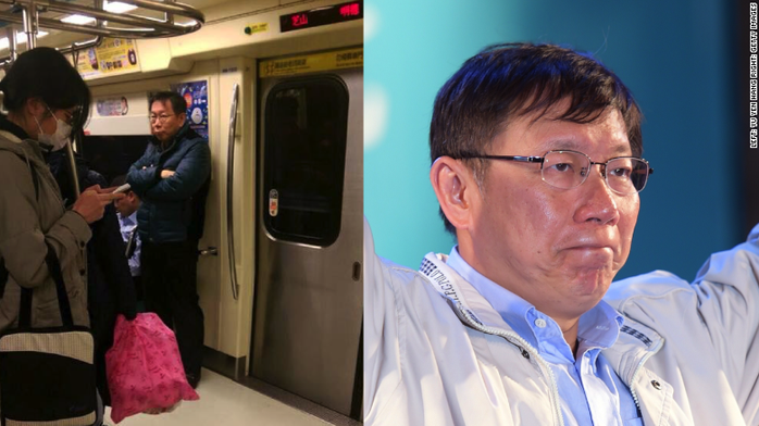Ông Ko đứng trên tàu điện ngầm tối 2-1 (ảnh trái). Ảnh: Facebook