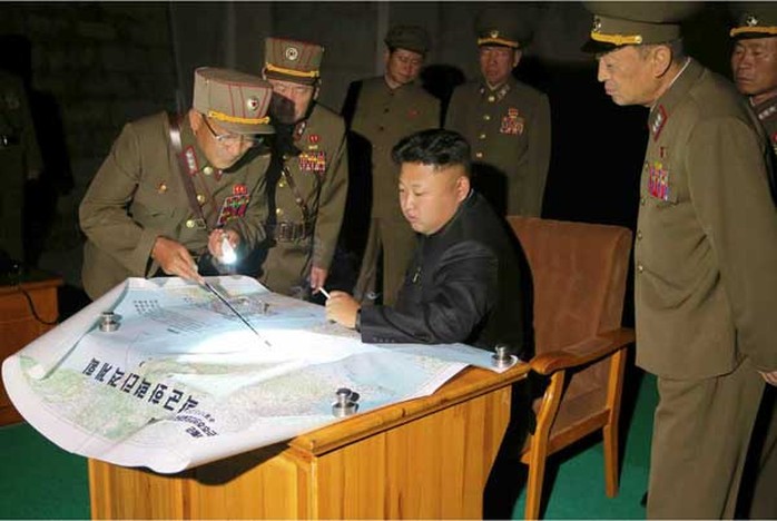 Lãnh đạo Kim Jong-un goám sát một cuộc tập trận tháng 7-2014. Ảnh: Rodong Sinmun