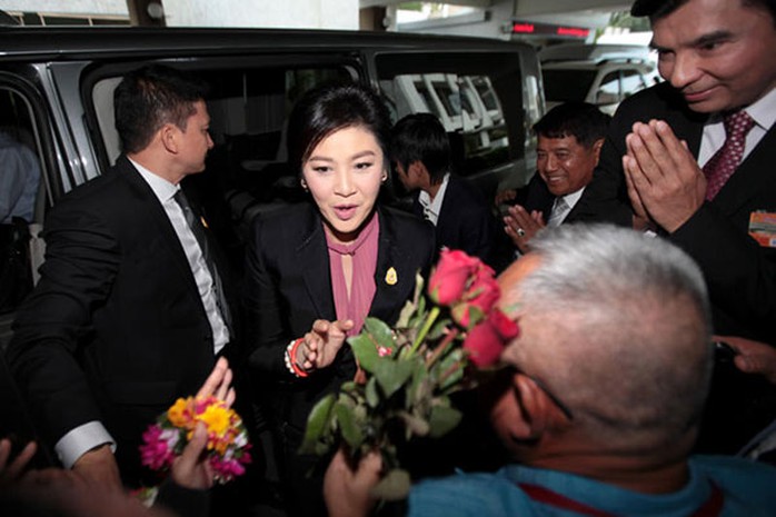 Bà Yingluck được người ủng hộ chào đón sáng 9-1 trước khi bước vào phiên điều trần. Ảnh: Bangkok Post