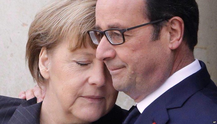 Thủ tướng Đức Angela Merkel an ủi Tổng thống Pháp Francois Hollande. Ảnh: AP