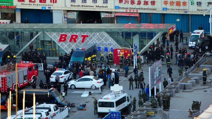 Hiện trường vụ nổ bên ngoài nhà ga Urumqi, Tân Cương ngày 30-4-2014. Ảnh: AP