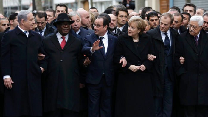 Trong bức ảnh gốc, nữ Thủ tướng Merkel đứng giữa Tổng thống Pháp Francois Hollande và Tổng thống Palestine Mahmoud Abbas. Ảnh: Reuters