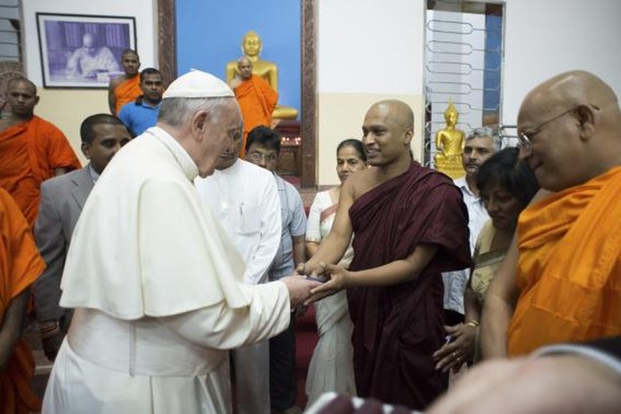 Giáo hoàng Francis thăm chùa Mahabodhi ở thủ đô Colombo - Sri Lanka hôm 14-1. Ảnh: Reuters