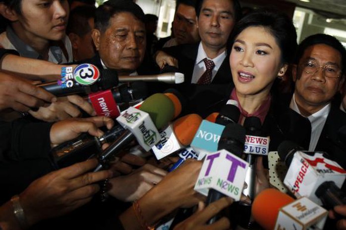 Bà Yingluck trả lời báo chí trước khi đến phiên điều trần ngày 9-1. Ảnh: Reuters