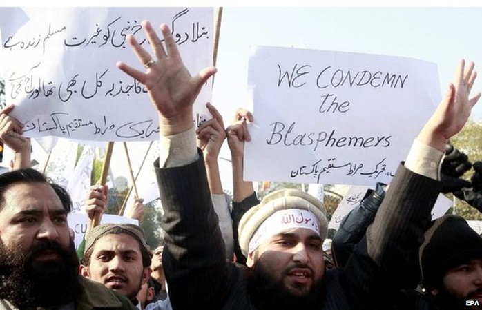 Người biểu tình ở Pakistan phản đối tuần báo Pháp. Ảnh: EPA