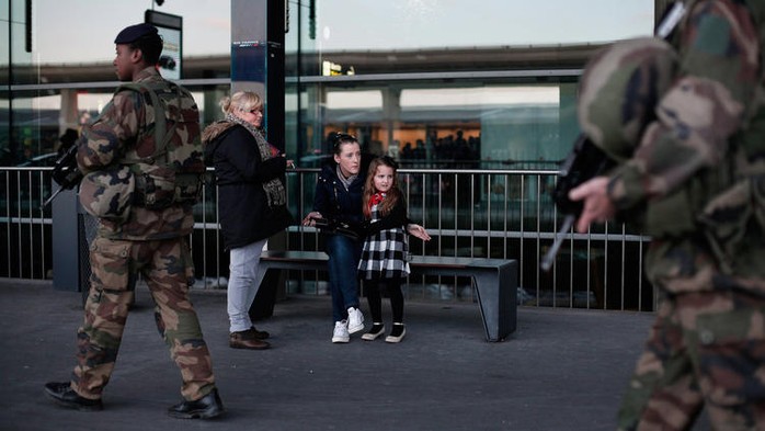 Binh sĩ Pháp tuần tra ở sân bay Charles de Gaulle. Ảnh: AP