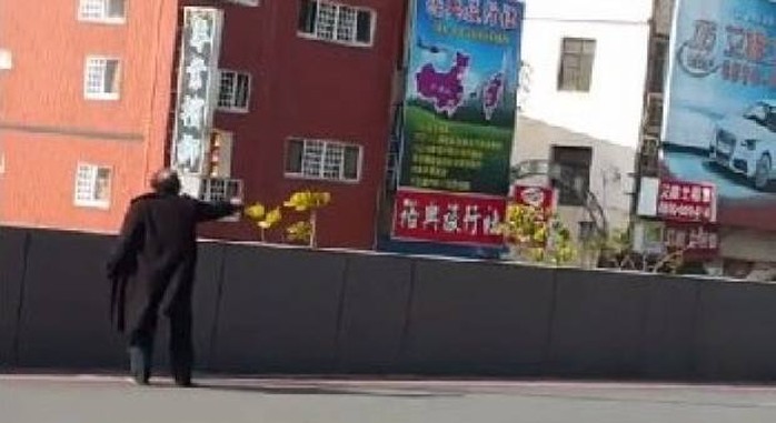 Ông Chang Min Kun đang chĩa súng vào cảnh sát. Ảnh: Youtube