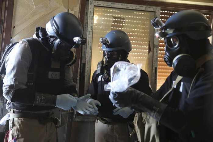 Chuyên gia Liên Hiệp Quốc xem xét một mẫu vũ khí hóa học thu được ở Damascus. Ảnh: Reuters
