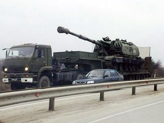 Một xe tăng Nga hướng về khu vực Donetsk, Đông Ukraine. Ảnh: Daily Mail