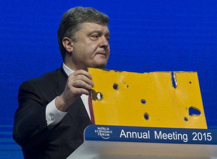 Tổng thống Ukraine Petro Poroshenko phát biểu tại Davos hôm 21-1. Ảnh: AP