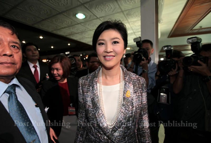 Bà Yingluck tới tòa nhà quốc hội sáng 22-1. Ảnh: Bangkok Post