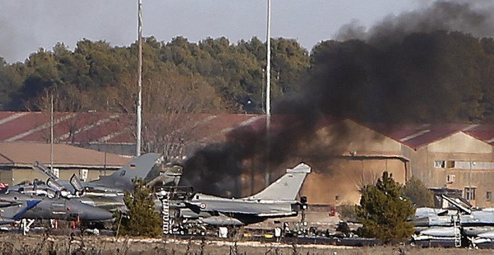 Chiếc F-16 lao vào máy bay NATO đậu phía dưới hôm 26-1. Ảnh: AP
