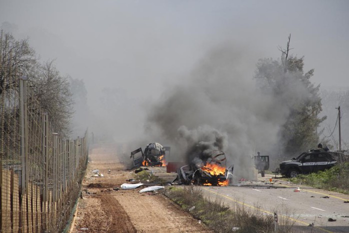 Hezbollah bắn tên lửa vào đoàn xe Israel. Ảnh: Reuters