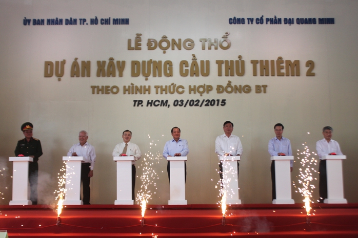 Lãnh đạo TP HCM và Bộ trưởng Đinh La Thăng (thứ ba, từ phải qua) đến dự lễ động thổ cầu Thủ Thiêm 2