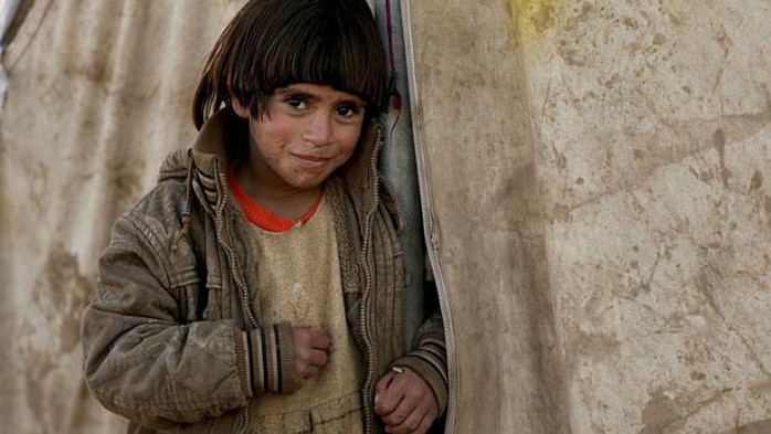 Một đứa trẻ người Yazidi đứng trong trại tị nạn ngày 29-11-2014. Ảnh: Reuters