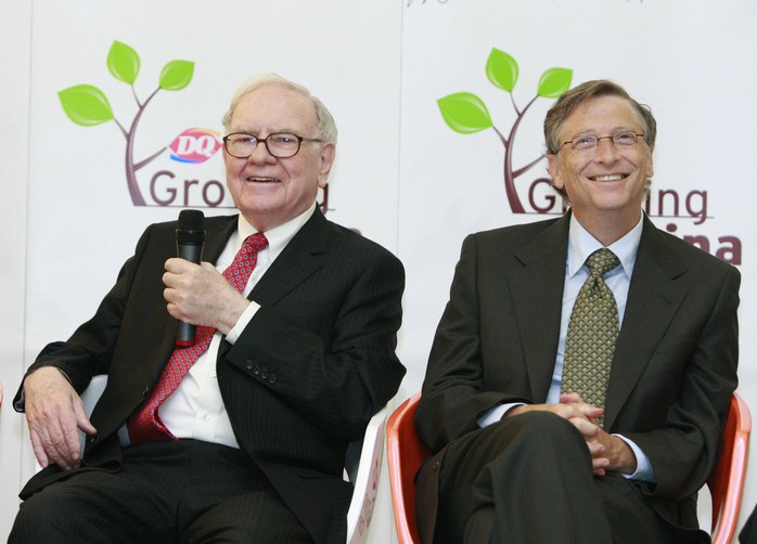 Bill Gates (phải) và Warren Buffett (trái), hai tỉ phú Mỹ góp mặt trong tốp 3 người giàu nhất thế giới. Ảnh: Sarawak Focus