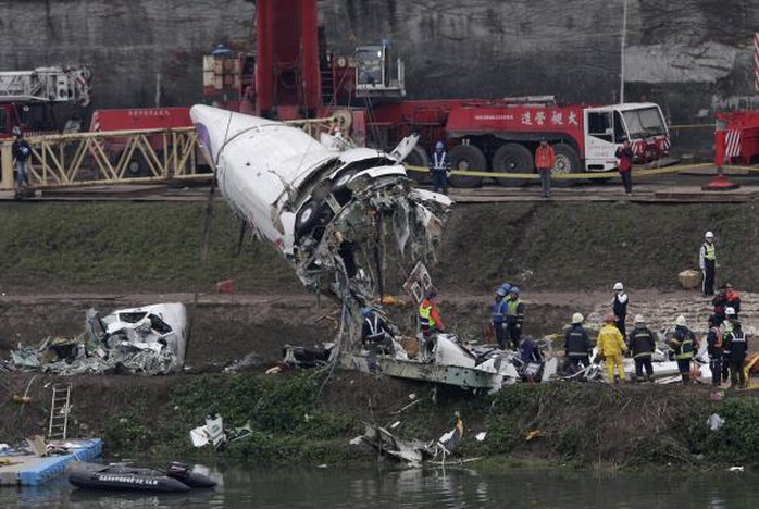 Mảnh vỡ máy bay được trục vớt hôm 5-2. Ảnh: Reuters