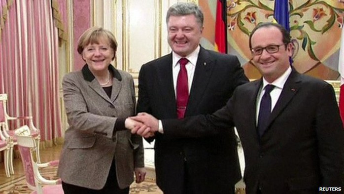 Thủ tướng Đức Angela Merkel (trái) và Tổng thống Pháp Francois Hollande (phải) gặp Tổng thống Ukraine Petro Poroshenko (giữa) hôm 5-2 tại Kiev. Ảnh: Reuters