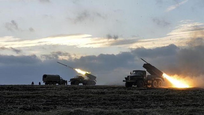 Quân đội Kiev bắn tên lửa Grad về phía phe ly khai bên ngoài thị trấn Debaltseve hôm 8-2. Ảnh: Reuters