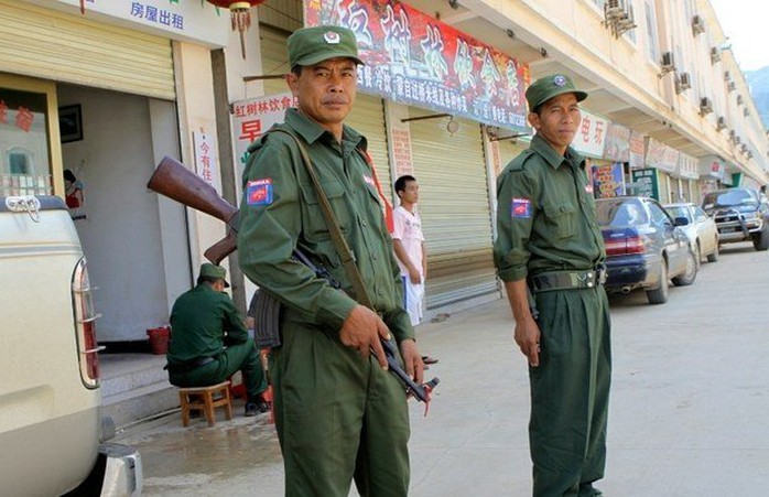 Thành viên lực lượng MNDAA cùng một số nhóm sắc tộc vũ trang khác đang chiến đấu chống quân chính phủ ở bang miền Đông Bắc Shan. Ảnh: DVB