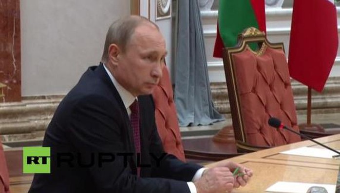 Ông Putin bẻ gãy bút chì trong cuộc họp. Ảnh: RT