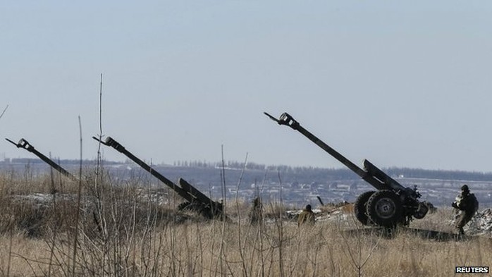 Các khẩu pháo của quân đội Kiev bên ngoài thị trấn Debaltseve. Ảnh: Reuters