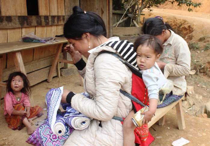 Khoảng 10 tuổi thiếu nữ Mông đã được chị, mẹ và bà truyền lại cho nghề thêu. Con gái Mông duyên dáng, khéo léo thể hiện qua những đường thêu