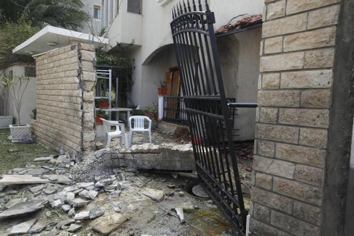 Cổng tư dinh đại sứ Iran tại Libya bị phá hủy một phần. Ảnh: Reuters