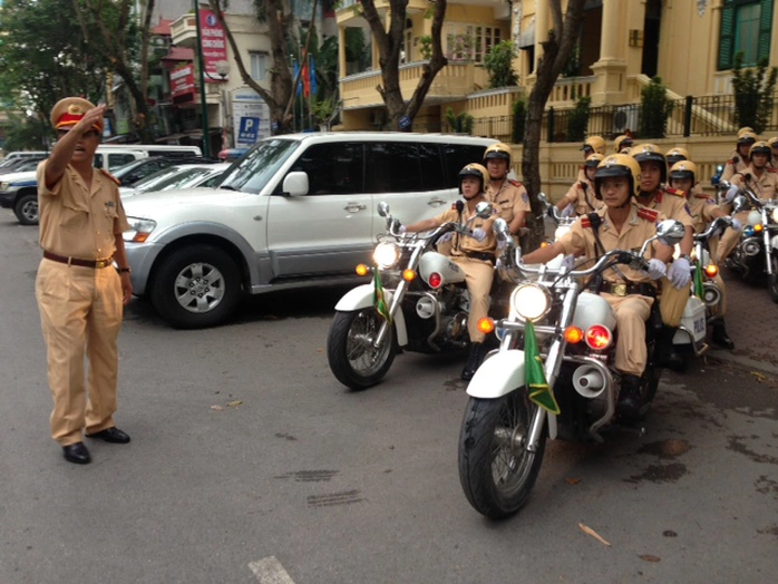Cảnh sát giao thông ra quân làm nhiệm vụ