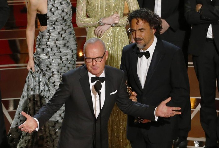 Michael Keaton (trái) và đạo diễn Alejandro Inarritu phát biểu sau khi phim Birdman được vinh danh
