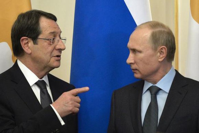 Tổng thống Nga Vladimir Putin (phải) và người đồng cấp Cộng hòa Cyprus Nicos Anastasiades (trái) ký thỏa thuận quân sự hôm 25-2. Ảnh: Reuters