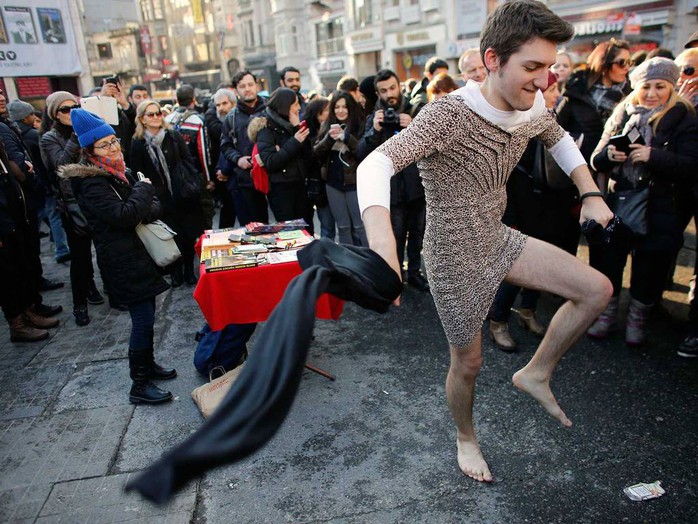 Đàn ông ở TP ở TP Istanbul mặc váy xuống đường hôm 21-2. Ảnh: Independent