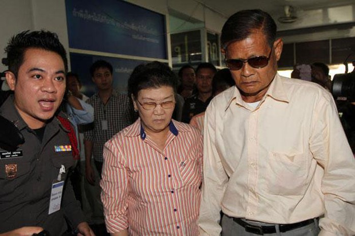 Ông Apiruj Suwadee (phải) và bà Wanthanee Suwadee (giữa) bị cảnh sát bắt hôm 27-2. Ảnh: Bangkok Post