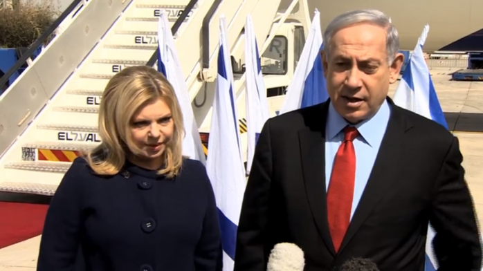 Thủ tướng Israel Benjamin Netanyahu (phải) cùng phu nhân trước khi lên máy bay tới Washington hôm 1-3. Ảnh: Channel 10