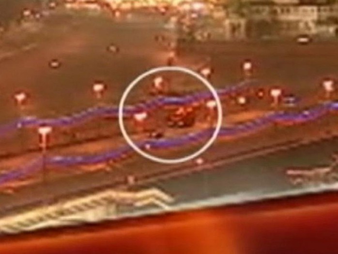 Hình ảnh do camera giám sát của TV Center thu được, vùng khoanh tròn là hiện trường vụ án mạng. Ảnh: TV Center