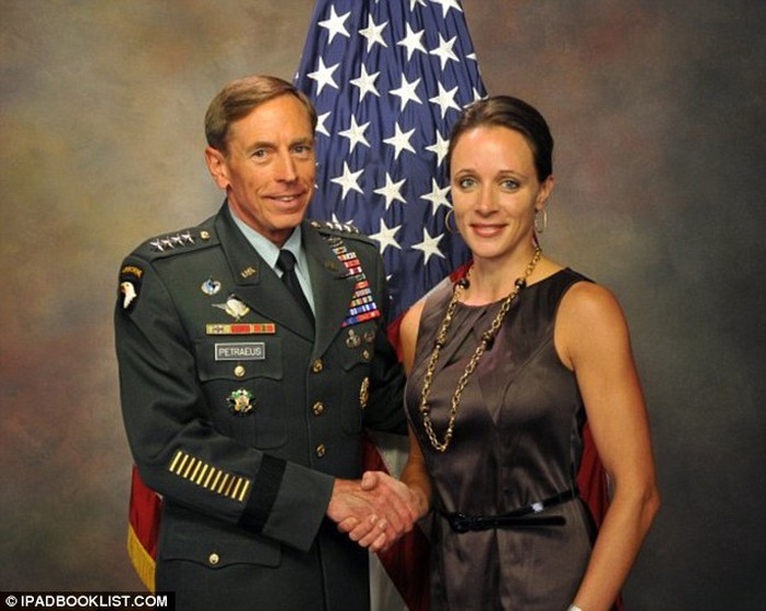 Tướng David Petraeus (trái) và người tình Paula Broadwell. Ảnh: Ipadbooklist.com