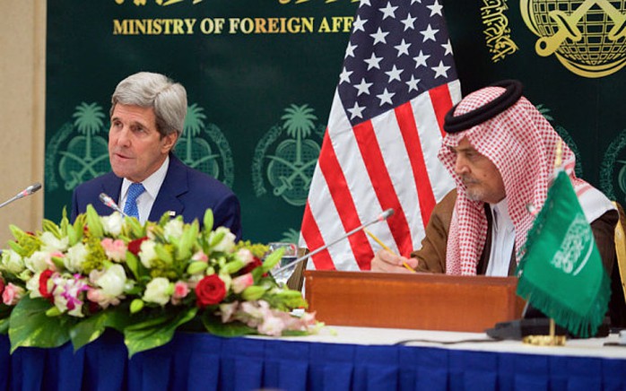 Ngoại trưởng Ả Rập Saudi Saud al-Faisal (phải) gặp người đồng cấp Mỹ John Kerry (trái) tại thủ đô Riyadh. Ảnh: REX FEATURES