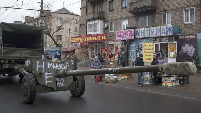 Quân đội Kiev di chuyển trên đường phố Mariupol. Ảnh: AP