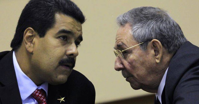 Chủ tịch Cuba Raul Castro (phải) nói chuyện với Tổng thống Venezuela Nicolas Maduro trong một cuộc họp. Ảnh: Reuters