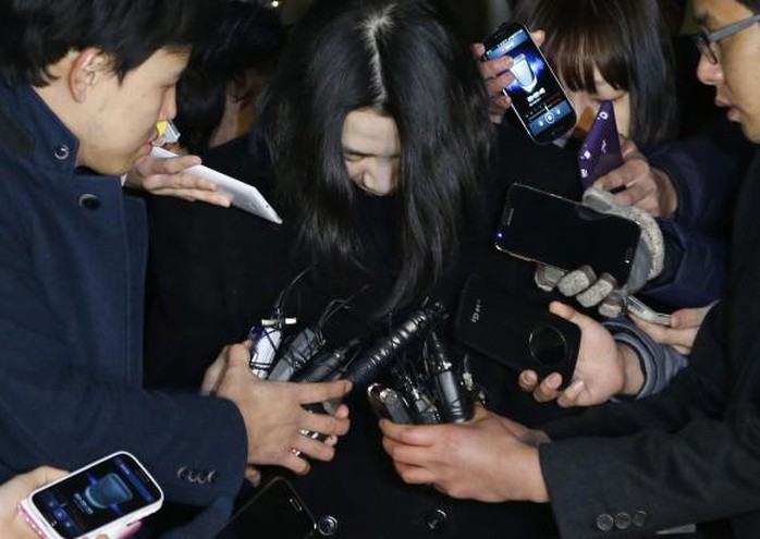 Bà Cho Hyun-ah (giữa) bị truyền thông vây quanh ngày 30-12-2014. Ảnh: Reuters