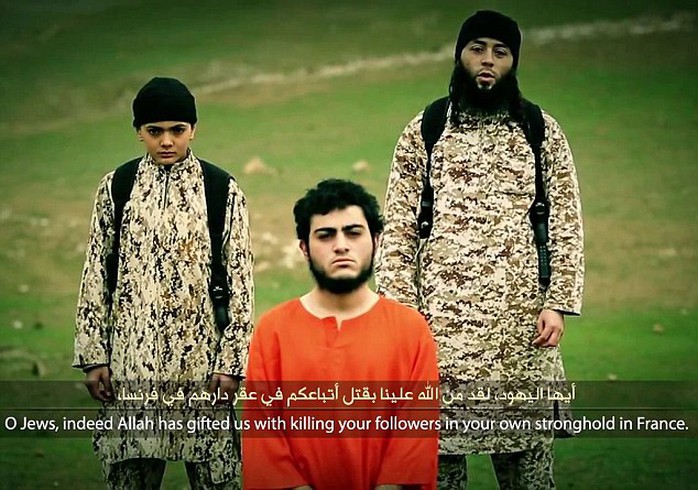 Cậu bé khoảng 12 tuổi và một người đàn ông trong đoạn video xử tử gián điệp Israel Muhammad Musallam. Ảnh:  Daily Mail