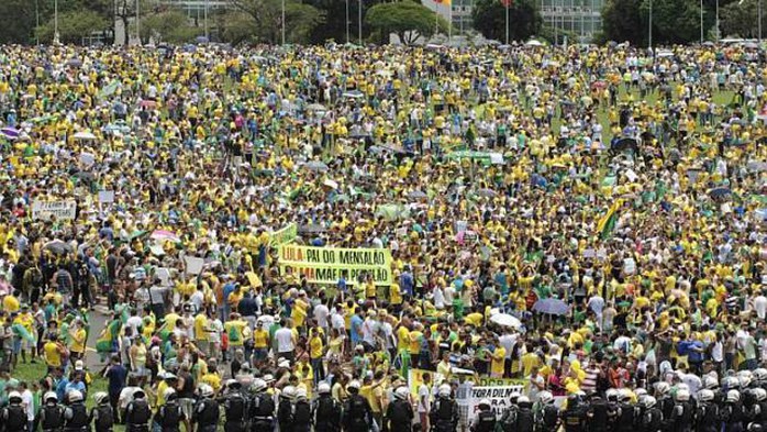 Người biểu tình tụ tập ở thủ đô Brasilia. Ảnh: Reuters